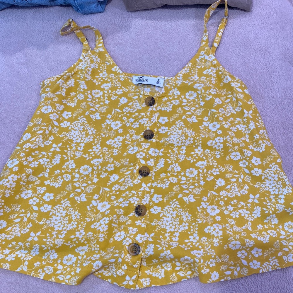 Hollister size small floral print loose fit yellow top. Buttons cannot unbutton.